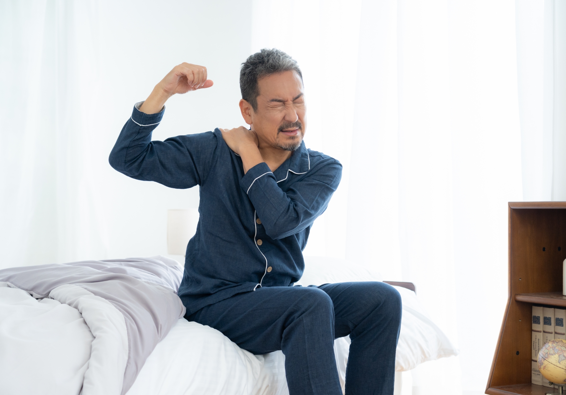 五十肩で悩む男性