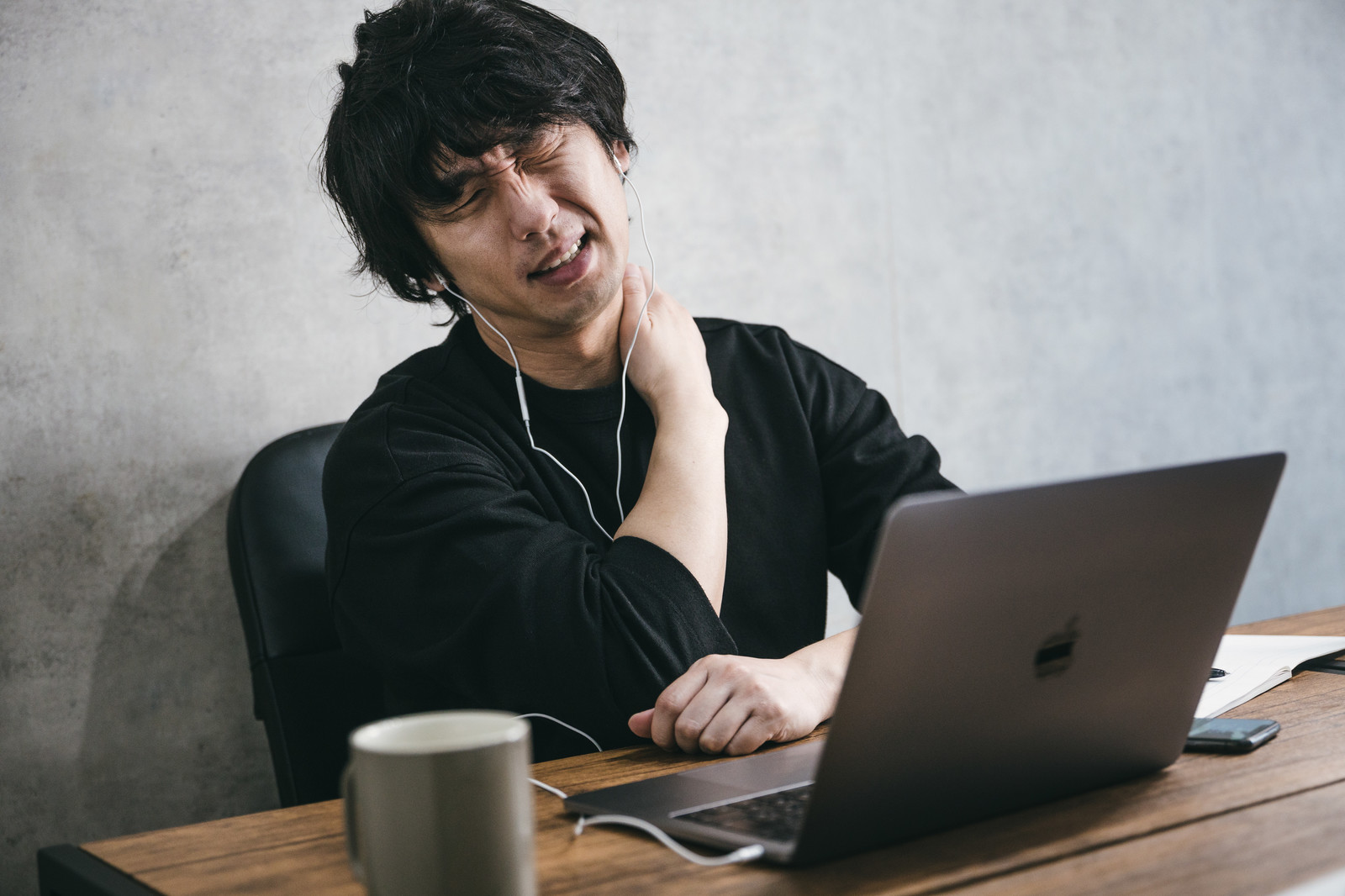 肩の痛みに悩む男性